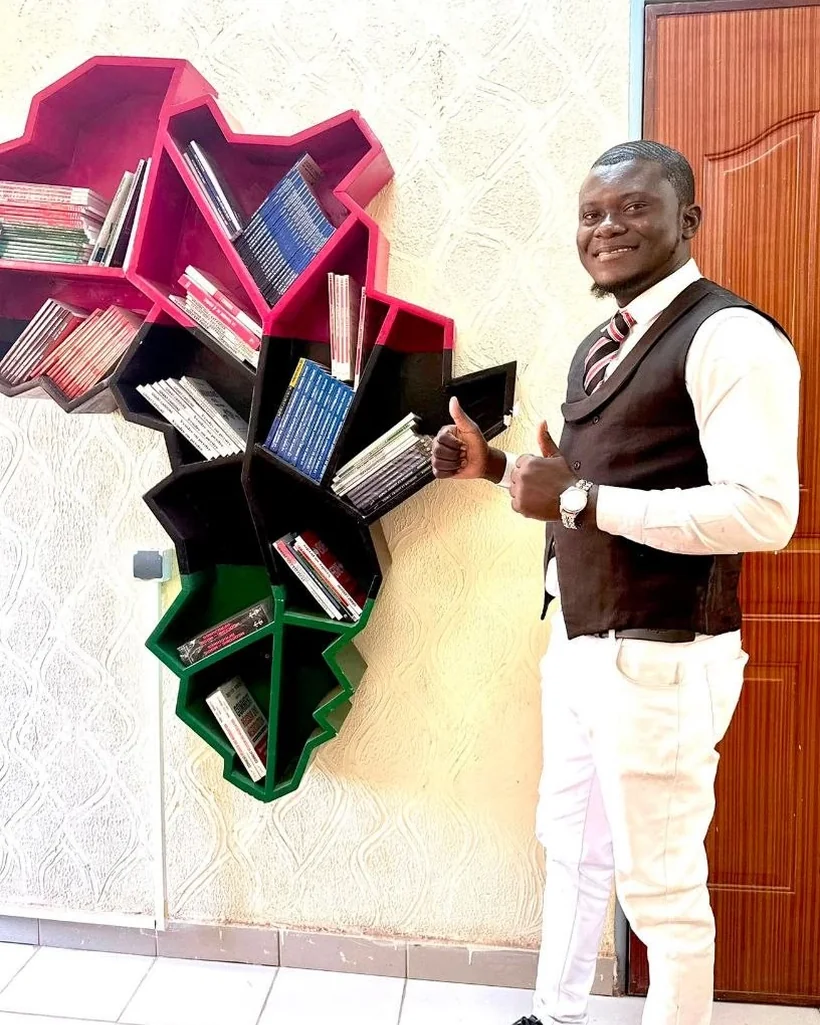 Le libraire devant ses rayons